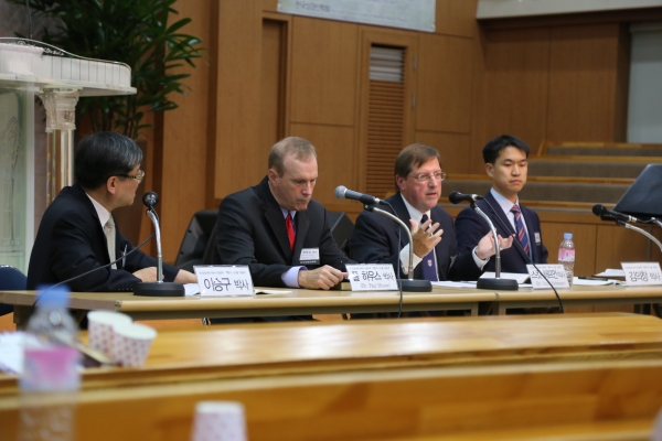 질의응답에 임하고 있는 폴 하우스 박사(샘포드대 구약학, 사진 왼쪽에서 두 번째)와 스캇 헤프먼 박사(세인트앤드류스대 신약학, 사진 왼쪽에서 세 번째).