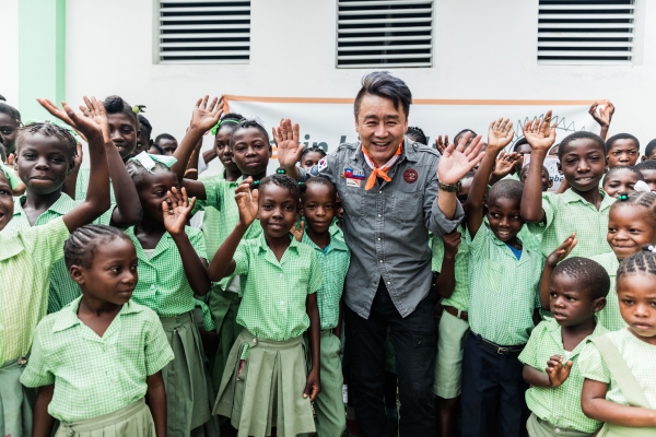 [사진제공=월드비전] 월드비전 자선특별전 후원을 받은 아이티 마일론-케빈 학교를 방문한 이광기 홍보대사