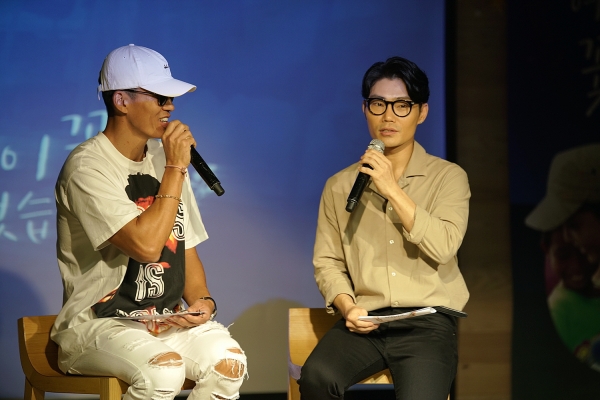 [국제어린이양육기구 컴패션] 26일 서울시 용산구 한남동 한국컴패션 사옥에서 열린 여름밤의 꽃서트에서 한국컴패션 홍보대사 가수 션 씨(왼쪽)와 후원자 김범수 씨가 관객들과 이야기를 나누고 있다. _2