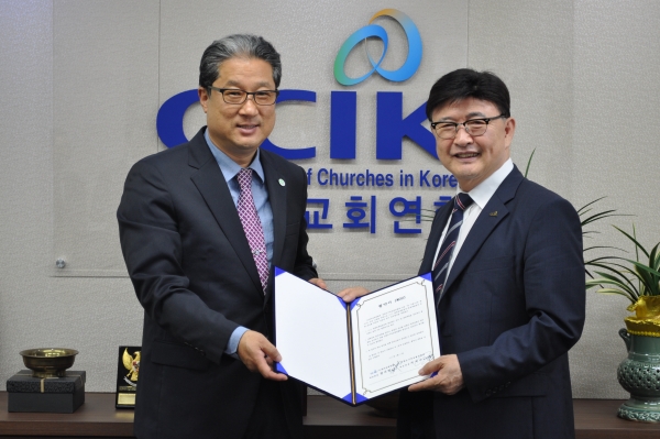 한국교회연합(대표회장 정서영 목사)이 강원도기독교총연합회(대표회장 서석근 목사)와 2018 평창동계올림픽 선교 지원과 협력을 위한 업무협약(MOU)을 체결했다.
