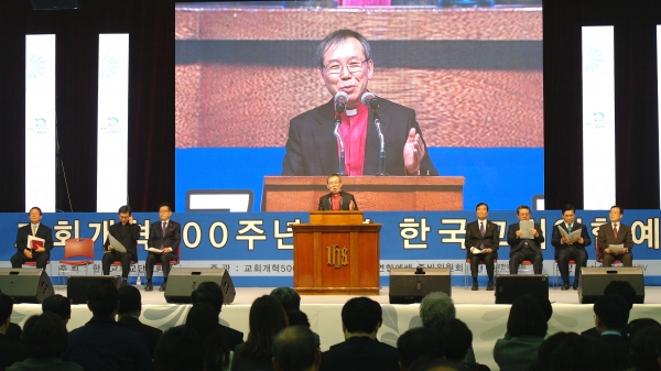 29일 오후 일산 킨텍스에서 교회개혁 500주년을 기념하는 '한국교회 연합예배'가 드려졌다. 예배를 준비한 기독교한국루터회 총회장 김철환 목사가 개회 행사를 인도하고 있다.