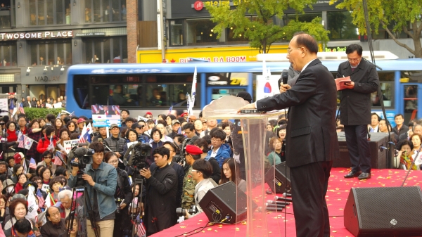 한사랑선교회 대표 김한식 목사가 설교하고 있다.