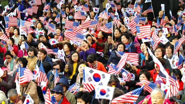 한기총 주최로 열린 '회개와 구국기도회'에서 태극기와 성조기를 함께 흔들고 있는 참석자들의 모습.