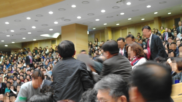 12일 저녁 명성교회에서 열린 '김삼환 원로목사 추대 및 김하나 목사 위임 예식'에서 '세습 반대' '불법' 등을 외치는 2인이 예배를 소란케 해 장내가 잠시 술렁이기도 했다. 이들은 즉시 붙잡혀 밖으로 퇴장당했다.