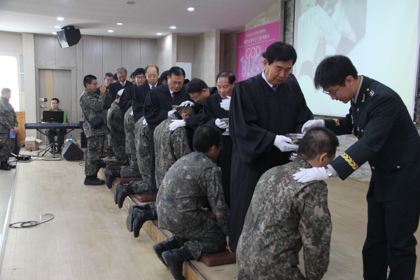 순복음춘천교회(담임 이수형 목사)가 지난 11월 중순 21사단 신병교육대 진중세례식을 진행했다. 