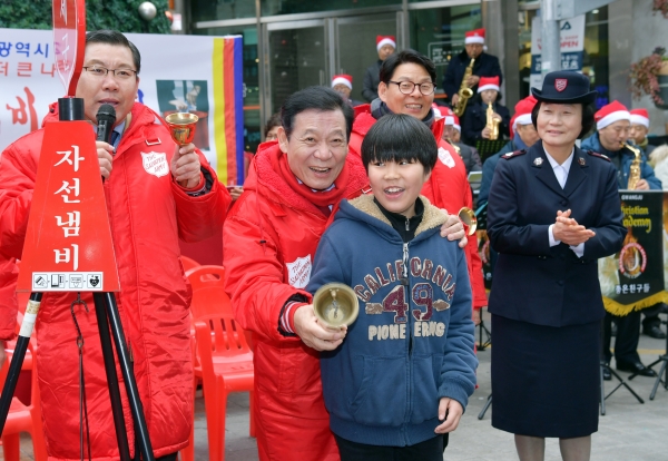 윤장현 광주광역시장이 9일 오후 동구 충장로우체국 앞에서 열린 '구세군 자선냄비 시종식'에 참석해 어린이와 종을 흔들며 모금활동을 하고 있다. 올해 광주지역 자선냄비 모금액 목표는 1200만원이다.