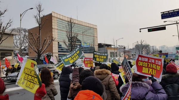 동성애 동성혼 개헌 반대 국민연합(이하 동반연)이 지난 18일 낮 여성가족부(장관 정현백, 이하 여가부) 앞에서 여가부의 양성평등정책 기본계획에 ‘성평등’삽입을 반대하며 대규모 집회를 열었다.