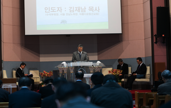 예장통합 전국노회장협의회 회의에서 명성교회 부자 목사 목회직 승계에 대한 비판 성명이 발표됐다.