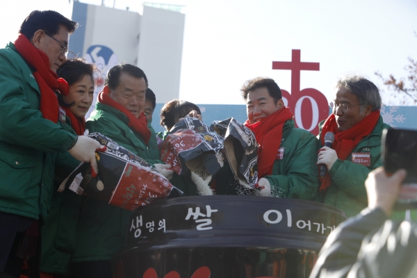 다일공동체가 올해 역시 12월 25일 11시, 서울 동대문구 청량리 밥퍼나눔운동본부 앞마당에서 노숙인, 무의탁 노인 등 소외된 이웃과 함께하는 30번째 거리성탄예배를 드렸다. 