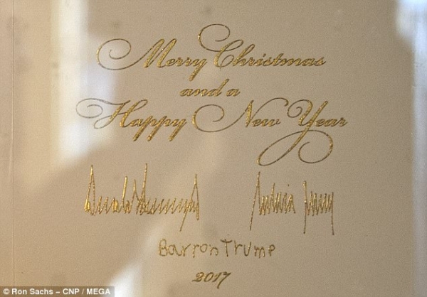 트럼프의 크리스마스 카드. 명백하게 '메리 크리스마스'라고 적고 성탄을 기뻐하고 있다.