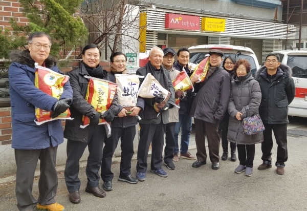 지난 29일 오전 11시 샬롬나비는 후암동 쪽방 촌을 방문해 쪽방 촌 주민들을 대상으로 사랑의 쌀 나누기 행사를 진행했다.  이번 행사를 통해 샬롬나비는 ‘소망을 찾는 이 교회’와 협력, 어려운 이웃들을 돌아보고 쌀을 나누어 주고 기도해주며 예수님의 사랑을 전했다.