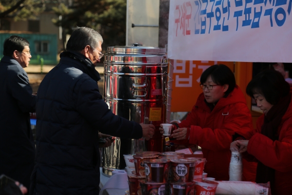 한국구세군(사령관 김필수)은 지난 26일 화재로 피해를 입은 경남 밀양지역의 피해자들의 아픔을 어루만지고 또 현장에서 고생하는 관계자들을 위해 긴급구호팀을 파견했다고 밝혔다.