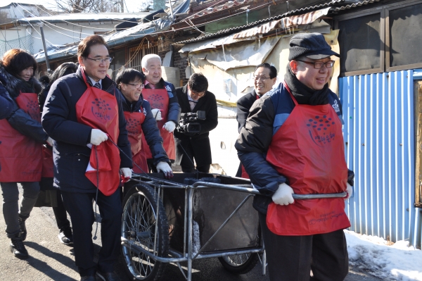 한국기독교연합(대표회장 이동석 목사)은 지난 2월 1일 오전 10시30분 서울 중계동 104번지 백사마을에서 사회적 약자를 위해 연탄 2만장을 전달하고 나누는 행사를 가졌다.