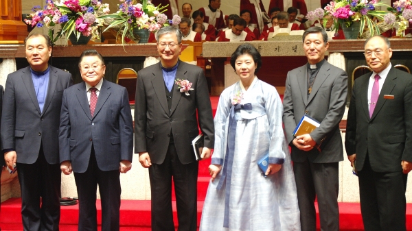 행사를 마치고 기념촬영을 하고 있다. 왼쪽부터 영락교회 김운성 담임목사, 노량진교회 림인식 원로목사, 이철신 목사, 이철신 목사의 사모. 서울노회장 서정오 목사.