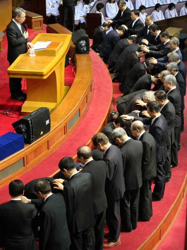 서울교회 제15대 장로 임직식에서 장로 임직을 받는 이들이 안수기도를 받고 있다.