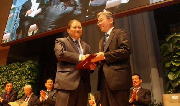 쿰란출판사 이형규 장로(왼쪽)가 소강석 목사에게 축하패를 전달하고 있다. 