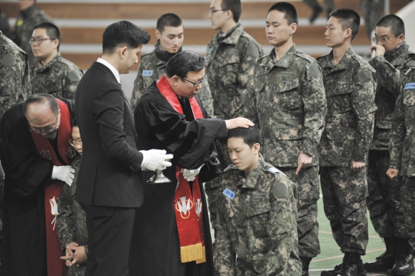 한국기독실업인회(중앙회장 이승율)가 지난 3월 24일 논산육군훈련소 첫 진중세례식 후원을 했다. 이날 육군장병 4천여 명이 세례를 받았다. 한국CBMC는 본 진중세례식 주관을 시작으로 금년 차세대 전도양육 사역을 본격화할 전망이다.