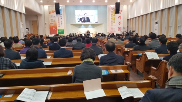 목포성시화운동본부(본부장 김경윤 목사, 목포창조교회)는 23일 오전 10시 목포창조교회에서 ‘4차 산업혁명과 우리의 신앙’을 주제로 세미나를 개최했다.