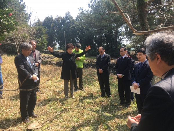 무장대 무덤에서 식수식을 마치며 인금란 교회협 여성위원회 위원장이 축도를 하고 있다.