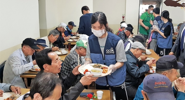 한국기독교연합(대표회장 이동석 목사)은 지난 5월 7일 오전 서울역 급식센터인 신생교회(김원일 목사)에서 특별한 사랑의 밥퍼 행사를 가졌다.