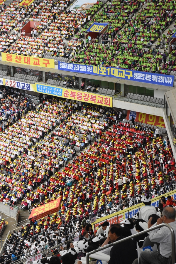 여의도순복음교회가 18일 서울 상암동월드컵 경기장에서 창립 60주년 기념 ‘한반도 평화와 희망나눔을 위한 기도대성회’를 개최했다.