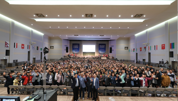 한국목회자선교협의회(공동대표 김찬호 목사 , 목선협•KPMA)는 지난 5월 14~ 15일 양일간 경북 상주 열방센터에서 제10차 목회자선교컨퍼런스(목선컨)를 개최했다. 1,000여 명의 목회자들이 참석하여 선교에 대한 사명을 확인하였고, 80여 명의 목회자들이 미전도종족을 입양하는 뜻 깊은 시간을 가졌다.