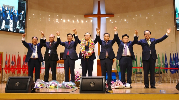 기성 신임총회장 윤성원 목사(사진 가운데)와 신임 임원들이 기념촬영을 하고 있다.