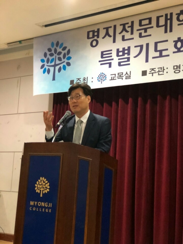 김도석 목사가 설교하고 있다.