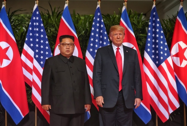 트럼프 대통령과 김정은 위원장이 회담장에 들어서기 전 첫 만남을 가진 후 기념촬영을 하고 있다.