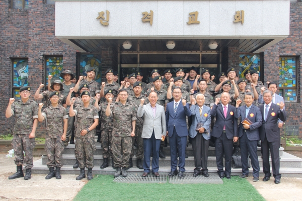 장병들을 대상으로 안보교육 실시 하고 있는 이수형 목사