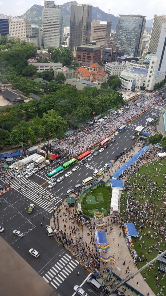 대한문 앞에서 집회 중인 2018 동성애퀴어축제반대국민대회 참석자들의 모습.