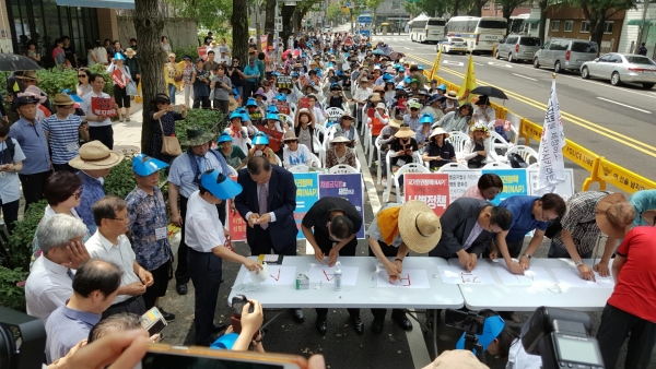 동성애 동성혼 개헌 반대 국민연합(동반연)이 법무부가 국무회의 통과를 추진하고 있는 제3차 국가인권정책 기본계획(NAP)에 반대하며 26일 청와대 앞에서 집회를 개최한 가운데, 30여 명의 목회자들이 '혈서'로 NAP 폐지를 촉구했다.