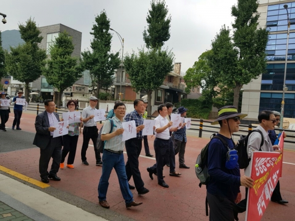 동성애 동성혼 개헌 반대 국민연합(동반연)이 법무부가 국무회의 통과를 추진하고 있는 제3차 국가인권정책 기본계획(NAP)에 반대하며 26일 청와대 앞에서 집회를 개최한 가운데, 30여 명의 목회자들이 '혈서'로 NAP 폐지를 촉구했다.