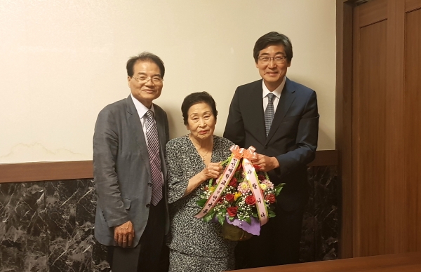 한신대 연규홍 총장이 목포에 방문하여, 고순례 사모와 장학금 전달식을 가졌다.