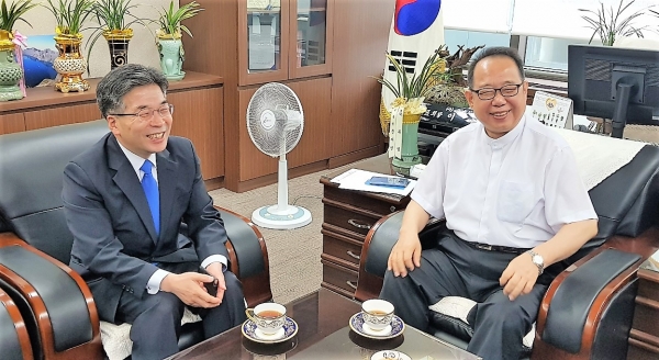 민갑룡 신임 경찰청장(왼쪽)과 한기연 이동석 대표회장.