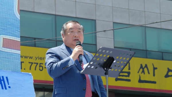 광복절 대한문 앞에서 열린 '8.15 한국교회 미스바대각성 구국금식기도성회'에서 발언하고 있는 한기총 대표회장 엄기호 목사.