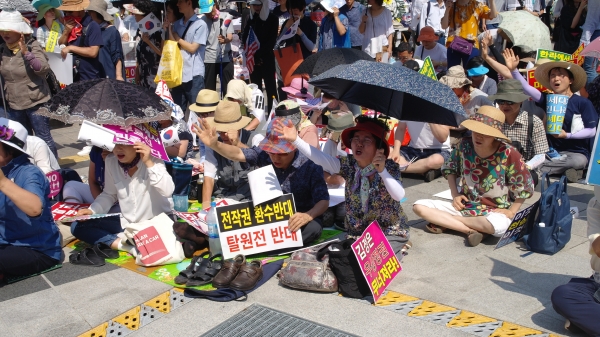 '8.15 한국교회 미스바대각성 구국금식기도성회'에 모여 함께 기도하고 있는 성도들의 모습.