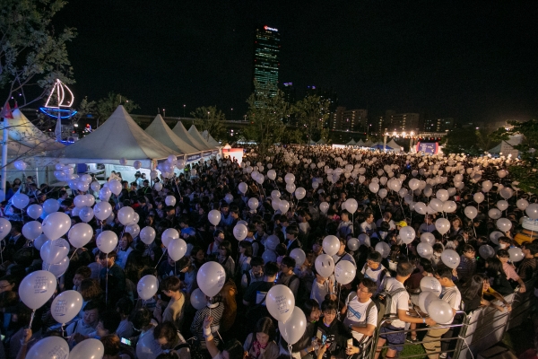 한국생명의전화와 EBS가 지난 7일 오후 7시 여의도 한강공원 계절광장에서 '2018 생명사랑밤길걷기 캠페인'을 공동으로 개최했다.