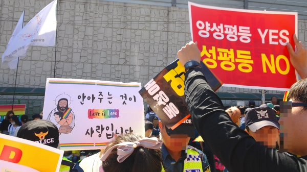 퀴어축제 측과 반동성애 인천 예수 축제 측 간 실랑이가 벌어지고 있다 ©기독일보 노형구 기자