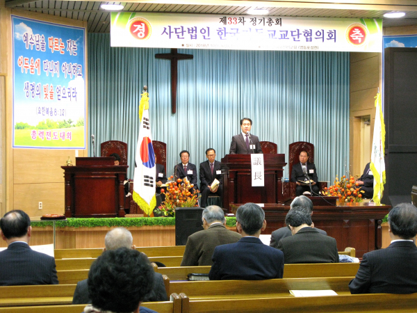 대표회장 정덕화 목사가 한국기독교교단협의회 제33차 정기총회 개회예배에서 설교하고 있다.