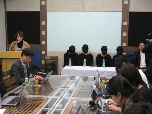 피해자들을 돕고 있는 정혜민 목사(브리지임팩트 청소년사역원, 사진 맨 왼쪽)가 발언하고 있다.