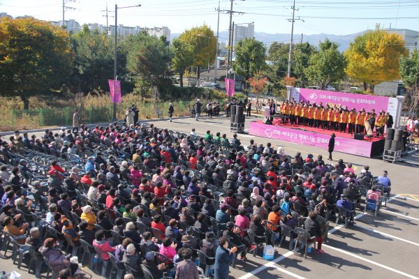 순복음춘천교회(담임 이수형 목사)가 주도한 2018 세대공감 행복나눔 문화대축제가 춘천북부노인복지관에서 개최되었다. 춘천북부노인복지관(관장 박재호)은 순복음춘천교회 사단법인 사랑나눔춘천지회가 지난해 춘천시로부터 수탁받아 사랑과 나눔으로 지역을 섬기고 있다. 