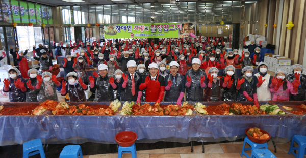 여의도순복음교회는 ‘사랑의 김장 나눔’ 행사를 갖고 교인들로 구성된 자원봉사자들 500여 명이 참여해 배추 1만 포기로 담근 김장김치를 장애인 가정 1300곳에 전달했다.