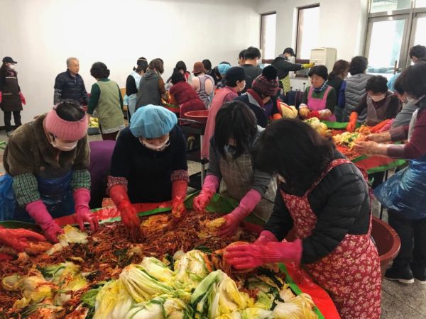 김장 봉사에 나선 개혁 측 성도들.