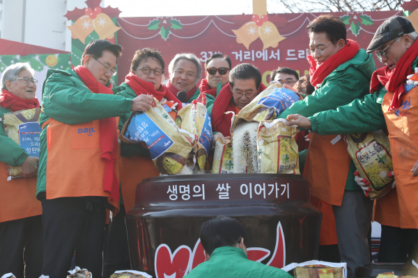 다일공동체는 12월 25일 성탄절을 맞이하여 청량리 밥퍼나눔운동본부 앞마당에서 노숙인, 무의탁 노인 등 우리 사회의 소외된 이웃들과 함께하는 31번째 거리성탄예배를 드렸다.