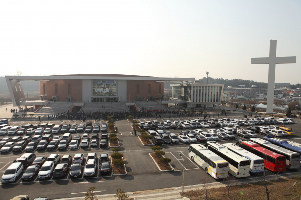 군선교의 요람 육군훈련소 연무대군인교회 새 예배당이 12월 22일 오후 1시 봉헌됐다. 한국기독교군선교연합회(이사장·곽선희 목사) 민·군공동건축위원회(위원장·김진영 장로)는 새 예배당 건축이 완공됨에 따라 성탄절을 맞이해 봉헌예배를 드렸다. 