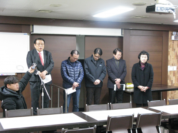 한국 당뇨병 치료의 권위자 최수봉 교수가 '목봉 체조' 갑질 논란 영상이 공개된 이후 기자회견을 열고 해명에 나섰다.