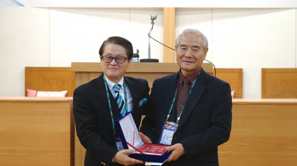 직전 이사장 신동우 목사(왼쪽)가 강승삼 목사에게 공로패를 전달하고 있다.