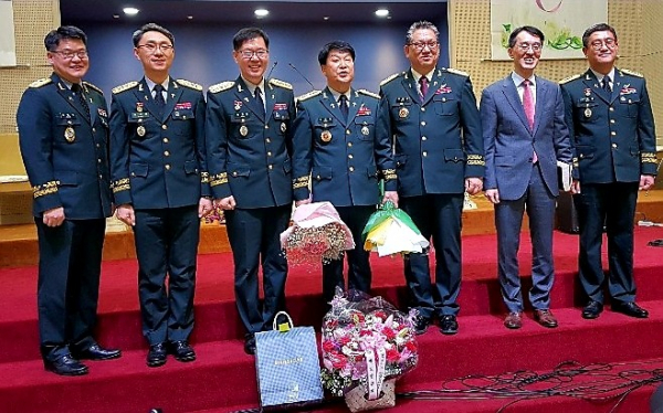 예배를 마치고 순서자들과 함께 한 전 한국군총목사단장 이정우 목사(사진 가운데). 