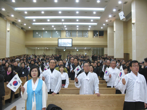 강남제일교회 3.1운동 100주년 기념예배에서 성도들이 과거 1919년 복장을 하고 함께 예배에 참여하고 있다.